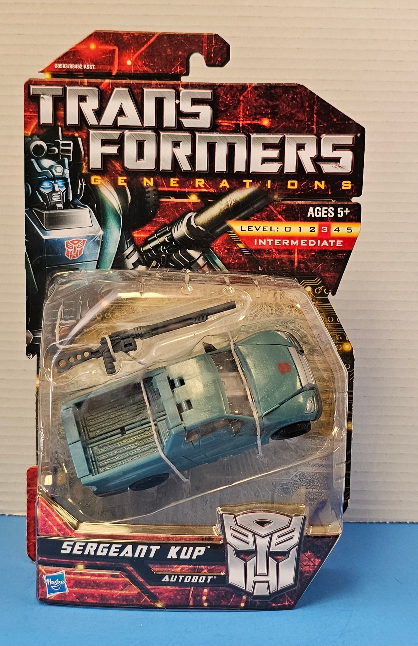 TRANSFORMERS GENERATIONS SERGEANT KUP DELUXE CLASS FIGURE